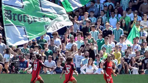 Las jugadoras del Sevilla celebran su gol frente a la grada del Betis Las jugadoras del Sevilla celebran su gol frente a la grada del Betis