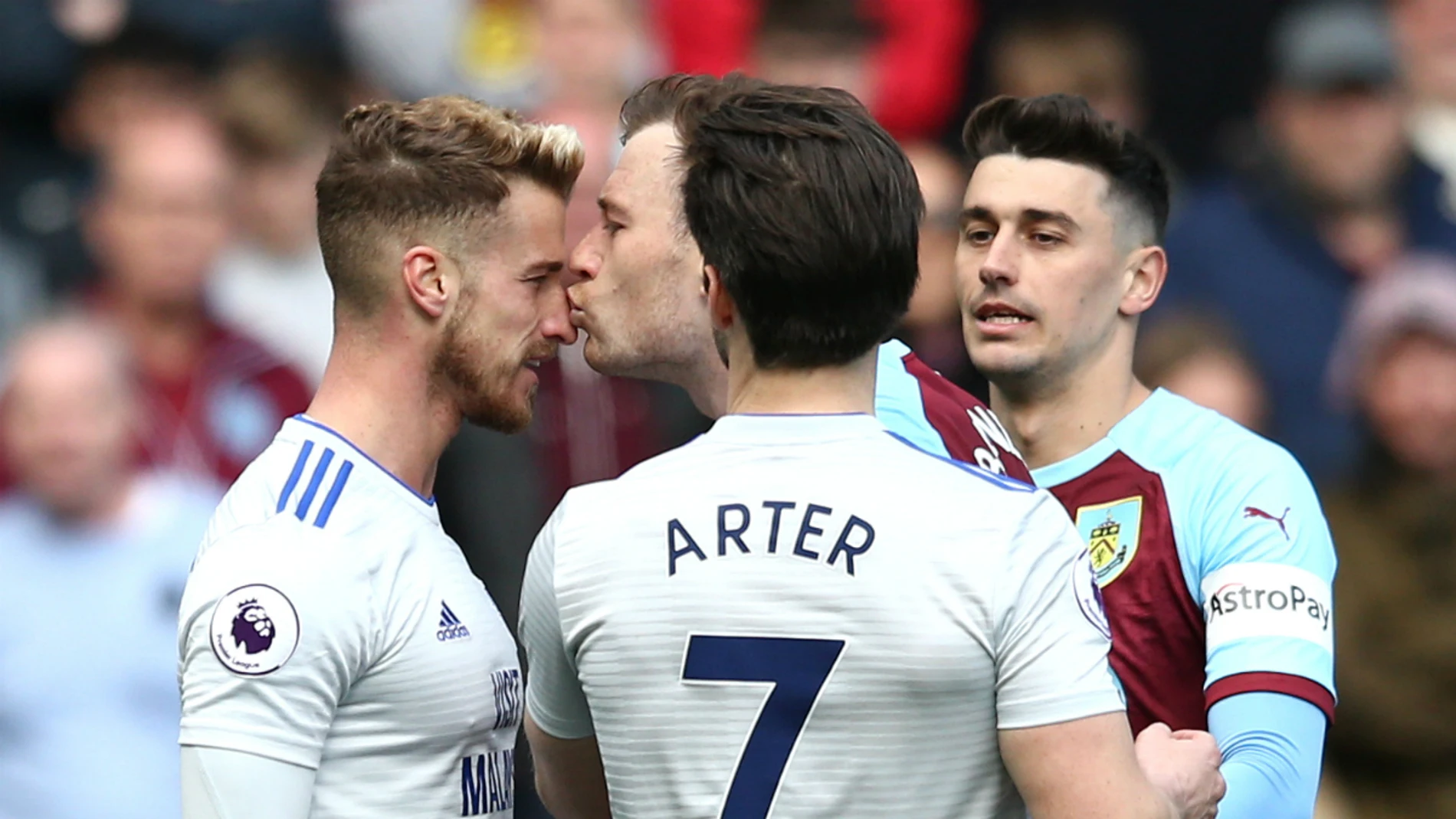 Un jugador besa en la nariz a otro en un partido Un jugador besa en la nariz a otro en un partido