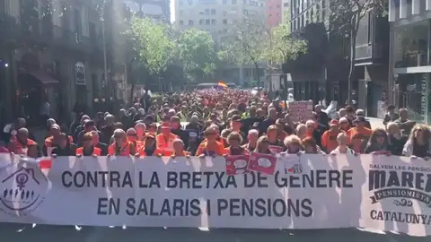 Los pensionistas salen a la calle en una nueva manifestación en Barcelona Los pensionistas salen a la calle en una nueva manifestación en Barcelona