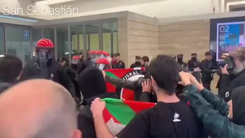 Unas 200 personas se manifiestan contra un acto de Vox en San Sebastián Unas 200 personas se manifiestan contra un acto de Vox en San Sebastián