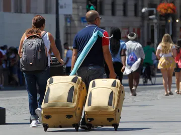 Turistas con maletas Turistas con maletas