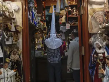Tienda de Túnicas y capirotes para las numerosas cofradías Tienda de Túnicas y capirotes para las numerosas cofradías