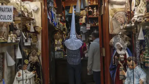 Tienda de Túnicas y capirotes para las numerosas cofradías Tienda de Túnicas y capirotes para las numerosas cofradías