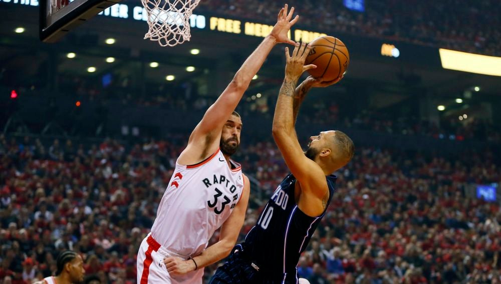 Marc Gasol intenta taponar a Fournier