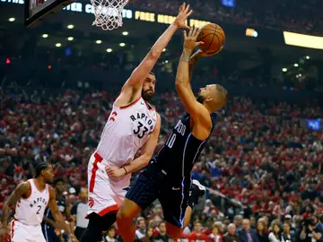 Marc Gasol intenta taponar a Fournier Marc Gasol intenta taponar a Fournier