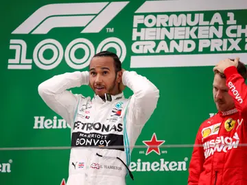 Hamilton celebra su victoria y Vettel se lleva la mano a la cabeza Hamilton celebra su victoria y Vettel se lleva la mano a la cabeza