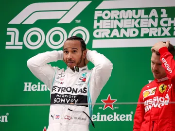 Hamilton celebra su victoria y Vettel se lleva la mano a la cabeza Hamilton celebra su victoria y Vettel se lleva la mano a la cabeza