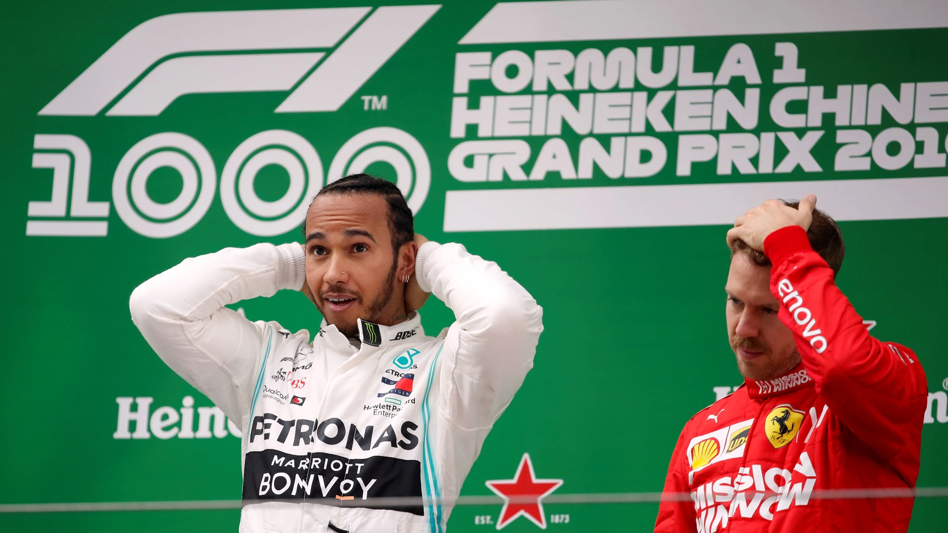 Hamilton celebra su victoria y Vettel se lleva la mano a la cabeza Hamilton celebra su victoria y Vettel se lleva la mano a la cabeza