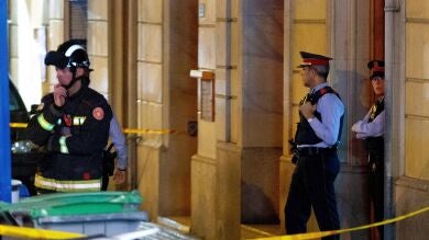 Reducen a un hombre que se atrincheró amenazando con suicidarse con una arma de fuego en un piso de Barcelona