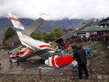 Al menos tres personas murieron y otras tres resultaron heridas al estrellarse un avión