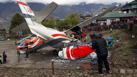 Al menos tres personas murieron y otras tres resultaron heridas al estrellarse un avión Al menos tres personas murieron y otras tres resultaron heridas al estrellarse un avión