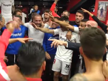 El vestuario del Sevilla celebra la victoria en el derbi