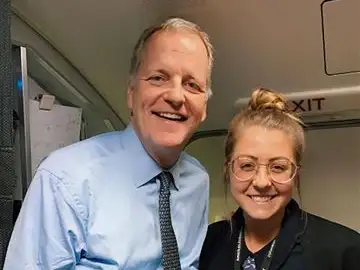 Maddie Peters junto a su jefe Maddie Peters junto a su jefe