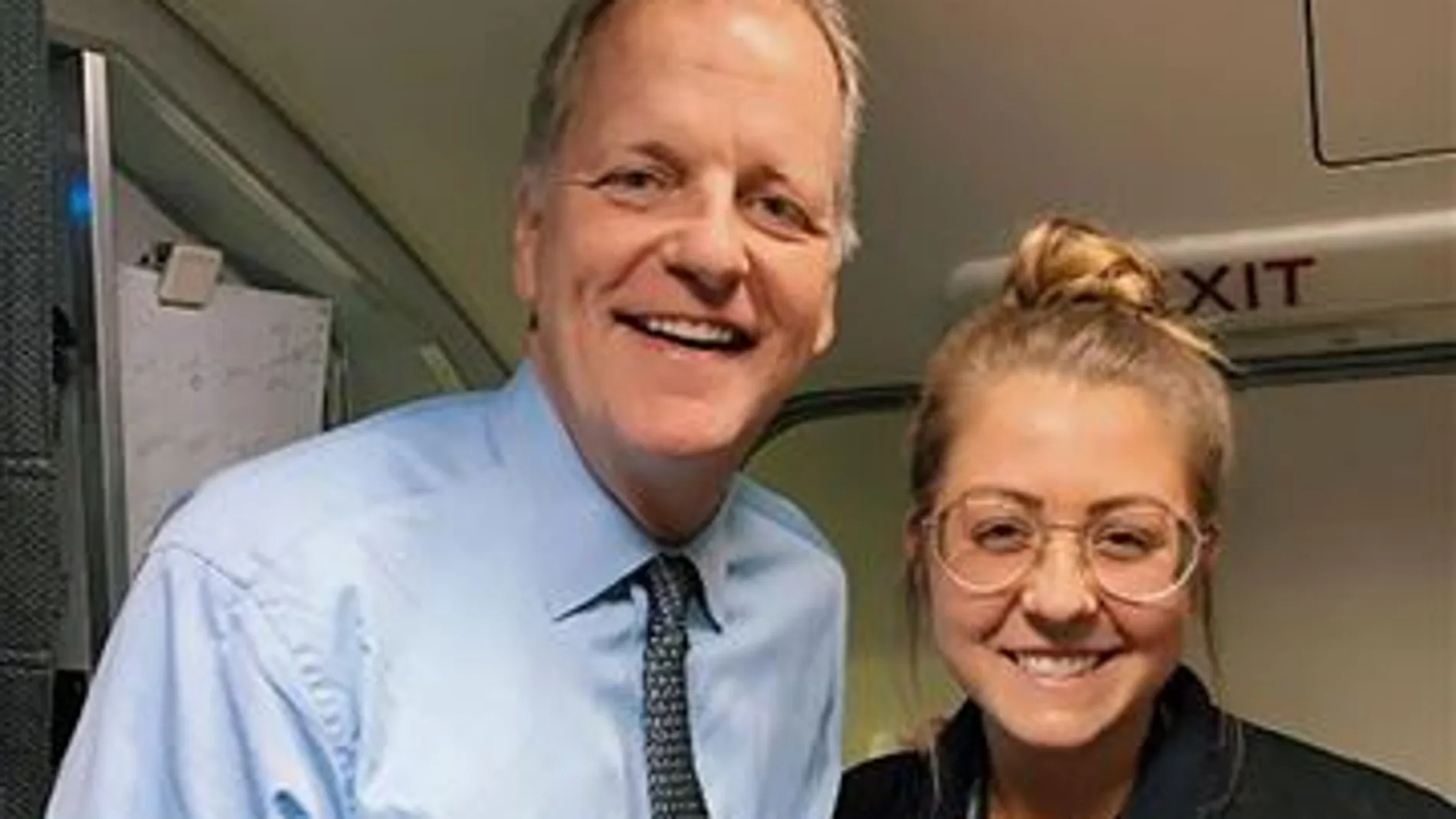 Maddie Peters junto a su jefe Maddie Peters junto a su jefe