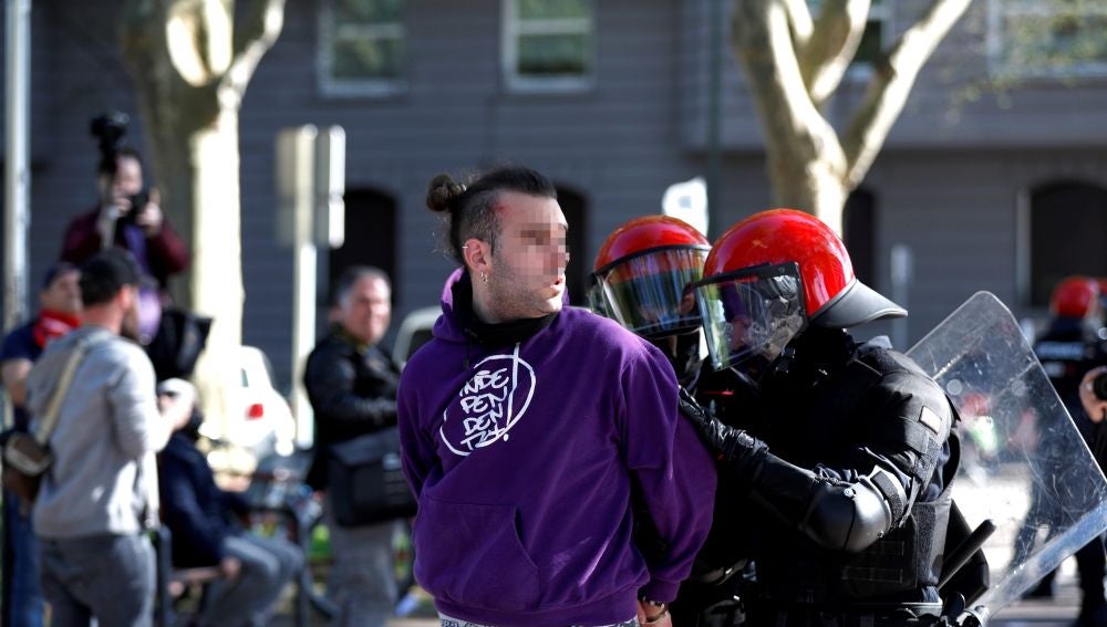 Un joven es detenido por agentes de la Ertzaintza
