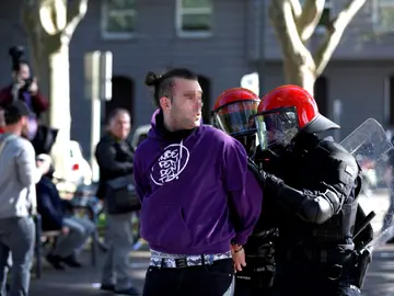 Un joven es detenido por agentes de la Ertzaintza Un joven es detenido por agentes de la Ertzaintza