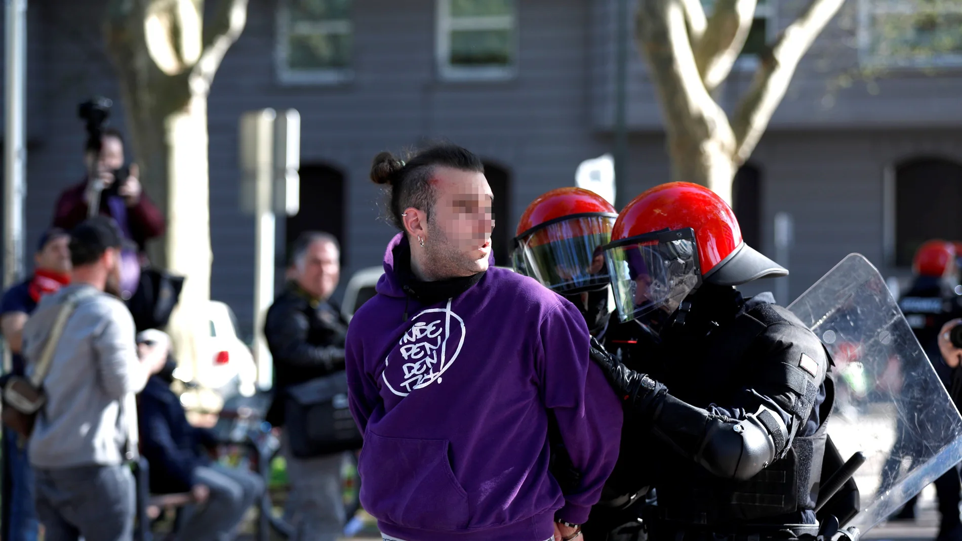 Un joven es detenido por agentes de la Ertzaintza Un joven es detenido por agentes de la Ertzaintza