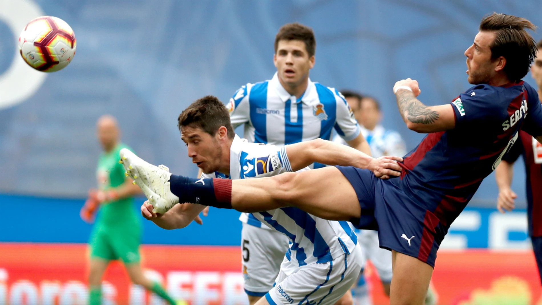 Sergi Enrich puja con Elustondo Sergi Enrich puja con Elustondo