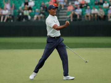 Tiger Woods celebra un birdie en el Masters de Augusta