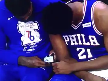 Amir Johnson y Joel Embiid miran el móvil durante el partido contra los Nets Amir Johnson y Joel Embiid miran el móvil durante el partido contra los Nets