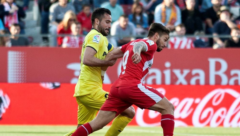 Portu y Mario Gaspar pugnan por la posesión del balón