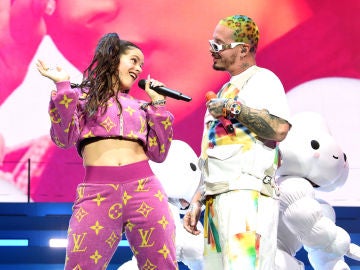 Rosalía y J Balvin cantando 'Con Altura' en Coachella 2019