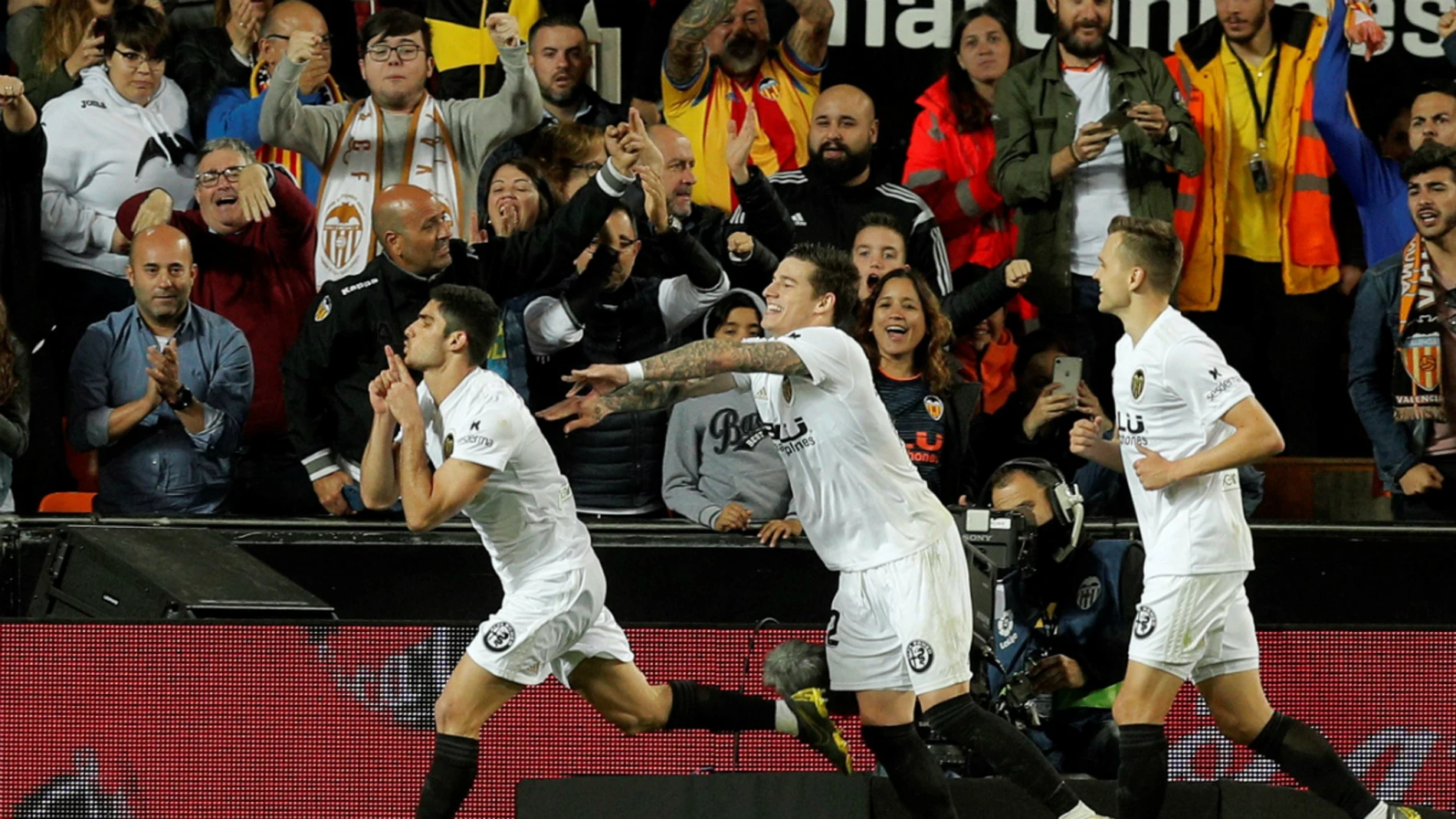 Guedes celebra un gol Guedes celebra un gol