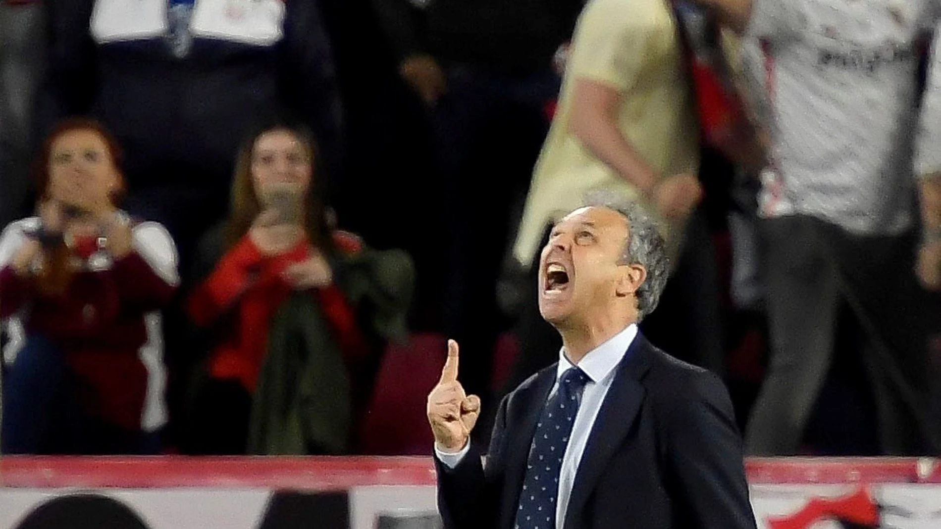 Caparrós celebra la victoria contra el Betis Caparrós celebra la victoria contra el Betis
