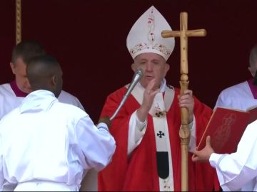 El papa Francisco critica el triunfalismo que busca llegar a la meta mediante atajos en la misa de Domingo de Ramos