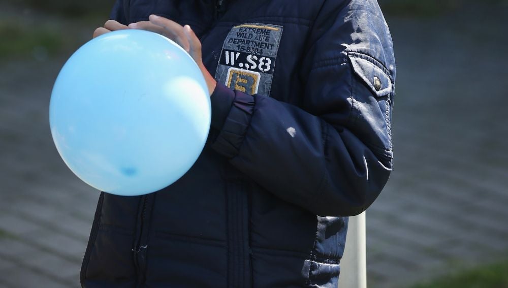 Un niño con un globo
