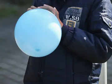 Un niño con un globo Un niño con un globo