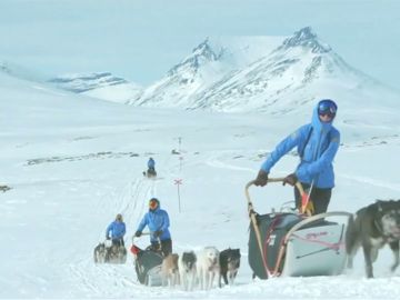 Así es la espectacular carrera de trineos tirados con perros a través de la tundra ártica Así es la espectacular carrera de trineos tirados con perros a través de la tundra ártica