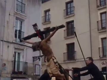 Se la talla del Cristo de las Gotas se cae mientras era alzada sobre su paso en Burgos