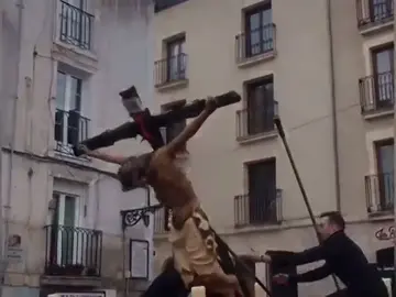 Se la talla del Cristo de las Gotas se cae mientras era alzada sobre su paso en Burgos Se la talla del Cristo de las Gotas se cae mientras era alzada sobre su paso en Burgos