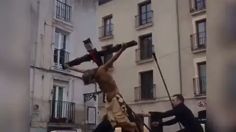 Se la talla del Cristo de las Gotas se cae mientras era alzada sobre su paso en Burgos Se la talla del Cristo de las Gotas se cae mientras era alzada sobre su paso en Burgos