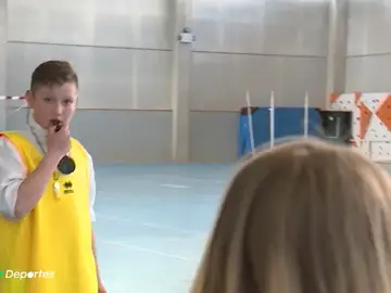 Marcar y coger el silbato: la idea para concienciar a los niños sobre la difícil misión de ser árbitro Marcar y coger el silbato: la idea para concienciar a los niños sobre la difícil misión de ser árbitro