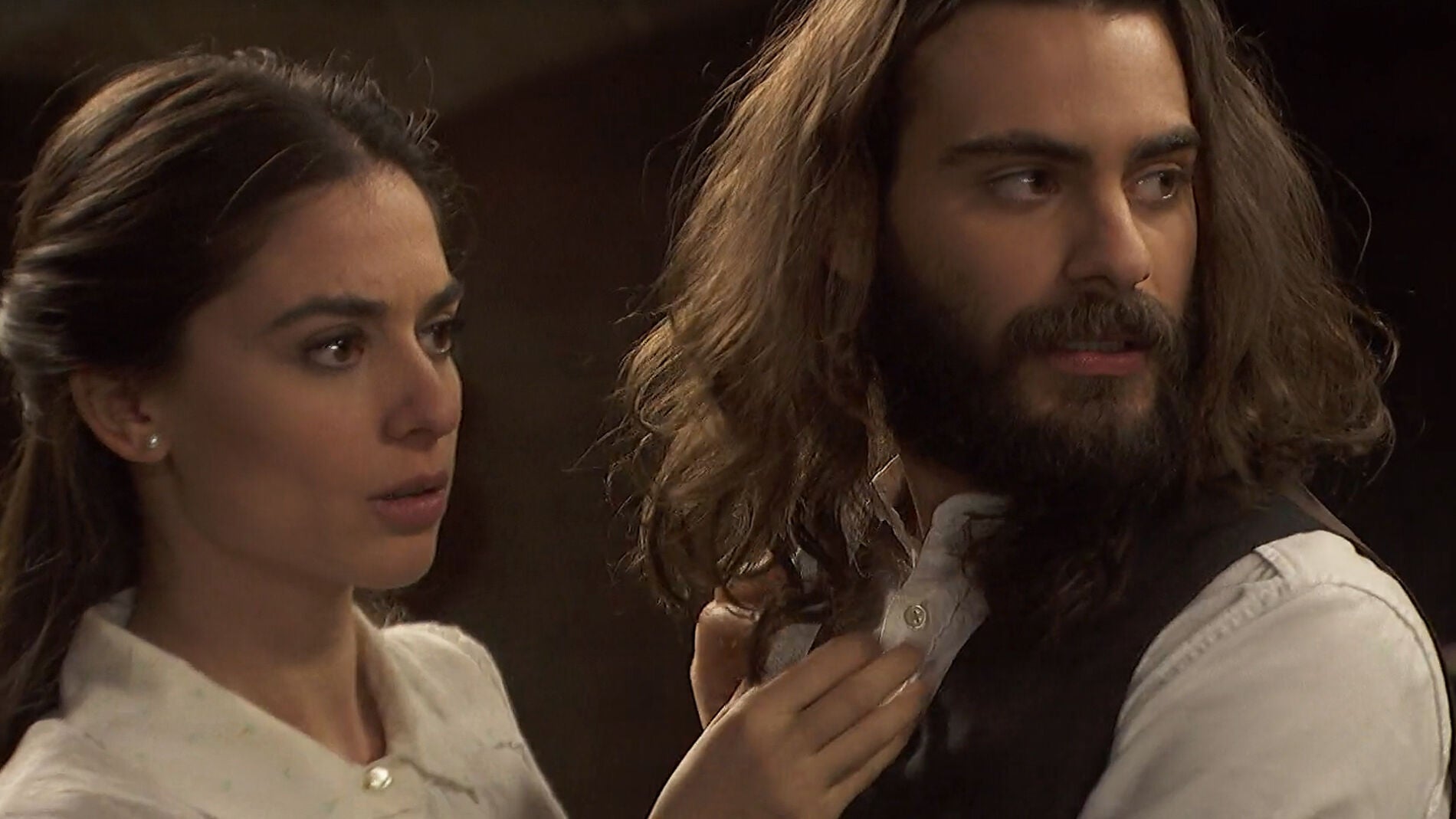 Isaac y Elsa, interrumpidos por Elsa