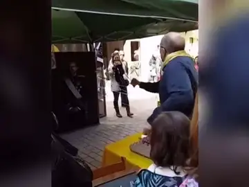 Una carpa independentista cuelga un retrato del Rey Felipe VI y ofrece a los viandantes que lancen dardos contra él Una carpa independentista cuelga un retrato del Rey Felipe VI y ofrece a los viandantes que lancen dardos contra él