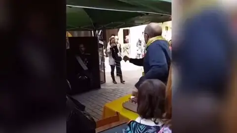 Una carpa independentista cuelga un retrato del Rey Felipe VI y ofrece a los viandantes que lancen dardos contra él Una carpa independentista cuelga un retrato del Rey Felipe VI y ofrece a los viandantes que lancen dardos contra él