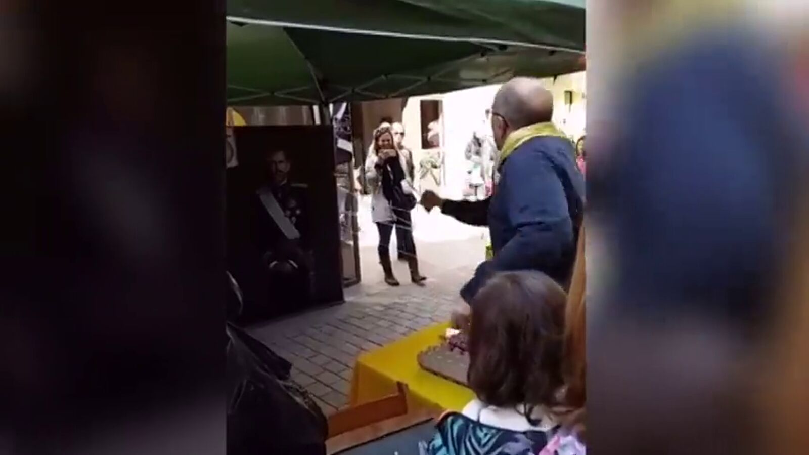 Una carpa independentista cuelga un retrato del Rey Felipe VI y ofrece a los viandantes que lancen dardos contra él