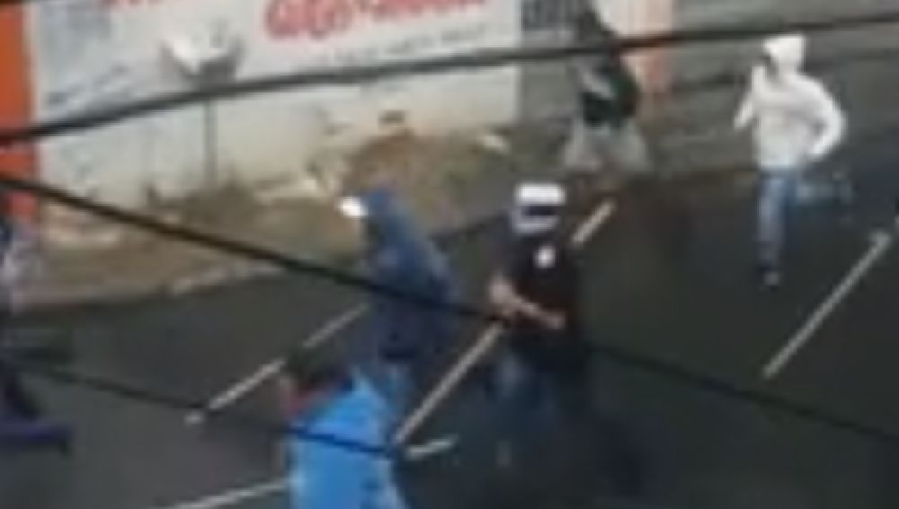 Momento de la pelea entre ultras de Sao Paulo y Corinthians