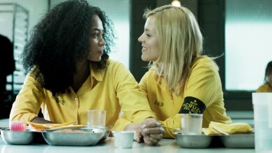 'Vis a Vis': Maggie Civantos y Berta Vázquez rememoran el beso más apasionado de Maca y Rizos