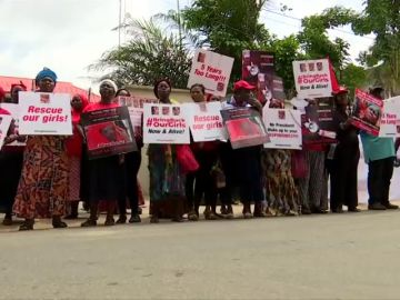 Una marcha multitudinaria exige a Nigeria que ayude a liberar a las 112 niñas que siguen secuestradas por Boko Haram cinco años después