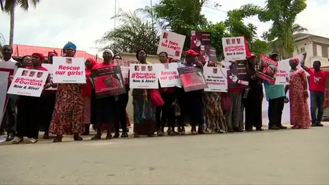 Una marcha multitudinaria exige a Nigeria que ayude a liberar a las 112 niñas que siguen secuestradas por Boko Haram cinco años después Una marcha multitudinaria exige a Nigeria que ayude a liberar a las 112 niñas que siguen secuestradas por Boko Haram cinco años después