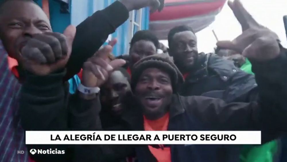 La alegría de un grupo de inmigrantes rescatados en el Mediterráneo al enterarse de que irán a Malta tras diez días esperando permiso