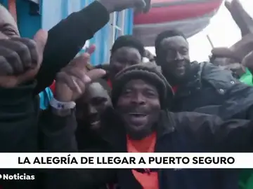 La alegría de un grupo de inmigrantes rescatados en el Mediterráneo al enterarse de que irán a Malta tras diez días esperando permiso La alegría de un grupo de inmigrantes rescatados en el Mediterráneo al enterarse de que irán a Malta tras diez días esperando permiso