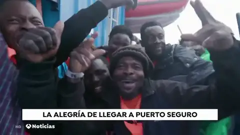 La alegría de un grupo de inmigrantes rescatados en el Mediterráneo al enterarse de que irán a Malta tras diez días esperando permiso La alegría de un grupo de inmigrantes rescatados en el Mediterráneo al enterarse de que irán a Malta tras diez días esperando permiso