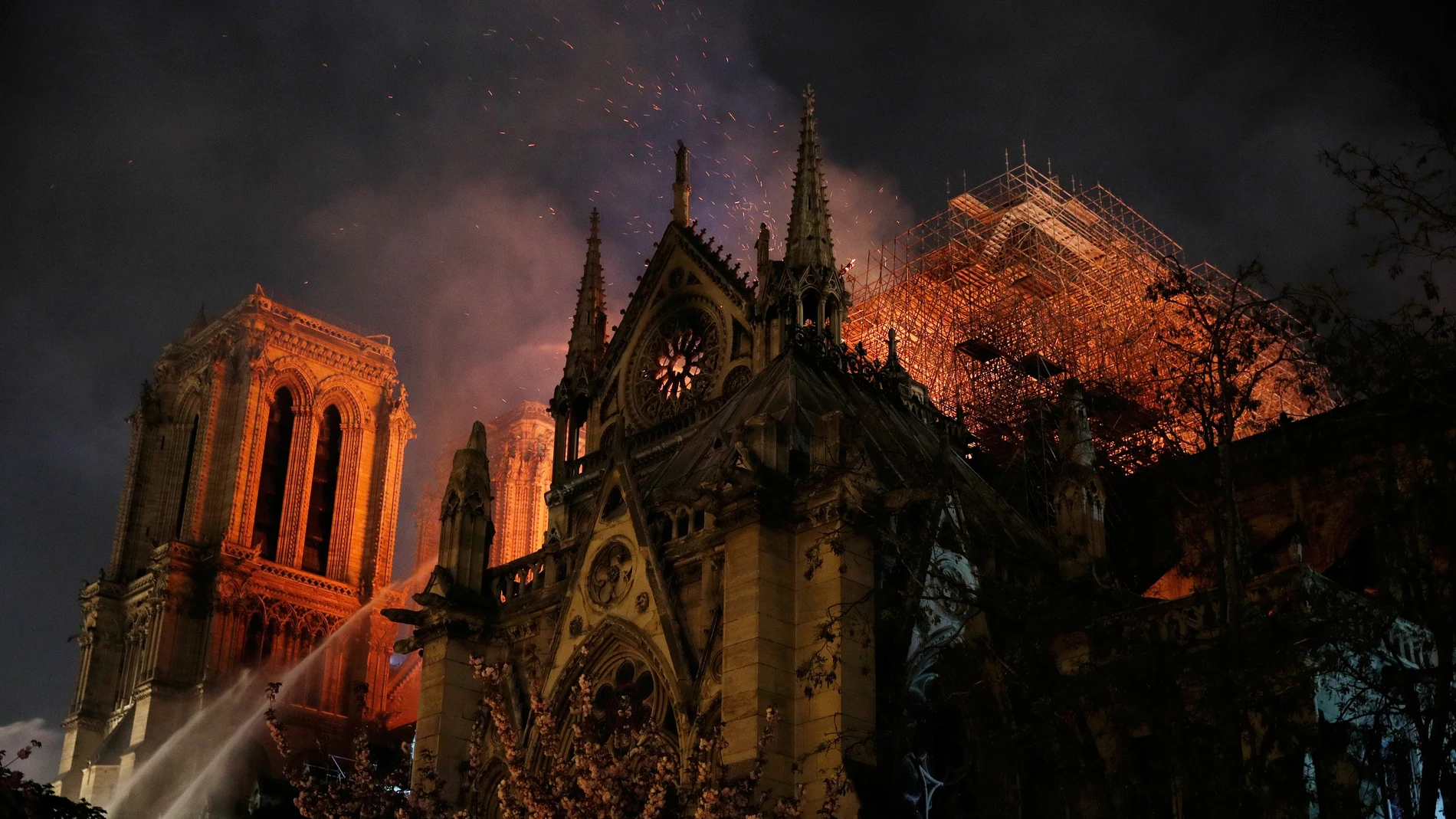 Notre Dame, ardiendo Notre Dame, ardiendo
