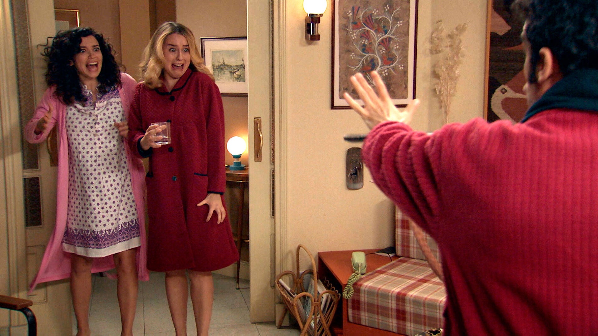 Ignacio asalta a Luisita y Amelia por equivocación