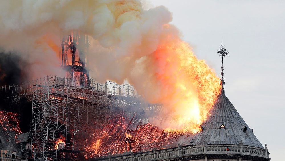 El fuego devora el tejado de la catedral de Notre Dame 